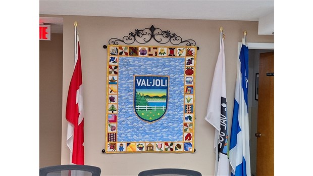 L’étendard trône derrière la table du conseil de Val-Joli