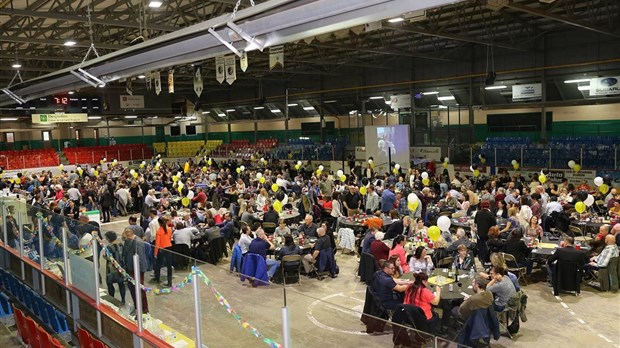 Le Centre Théo Vallières prépare son souper steak et frites
