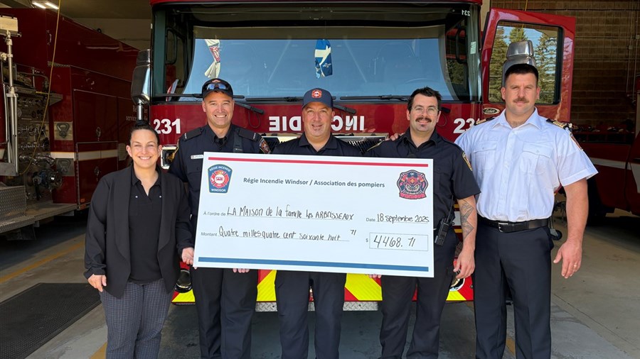 Les pompiers de Windsor remettent plus de 6 100 $ à la Maison de la Famille Les Arbrisseaux