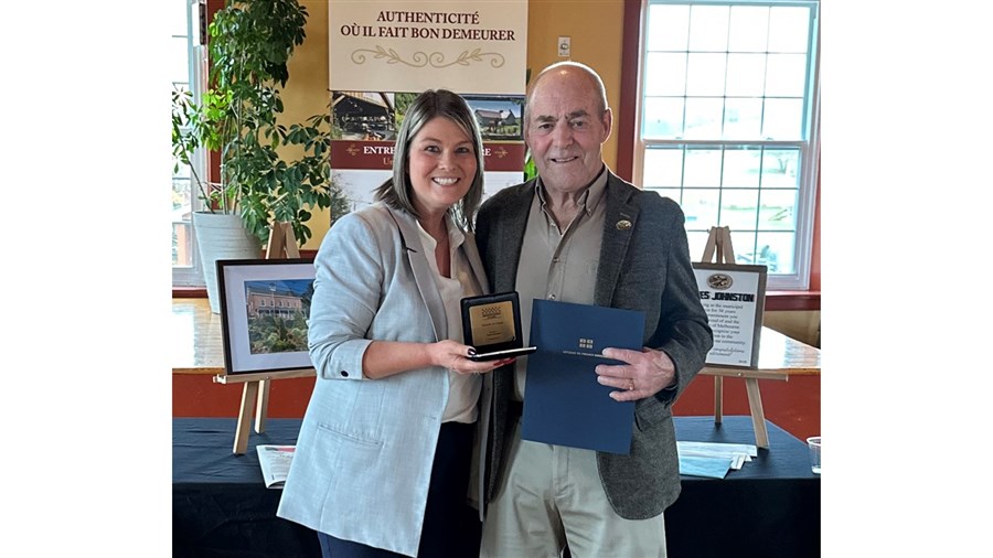 Le député André Bachand remercie James Johnston pour ses 38 ans de carrière municipale