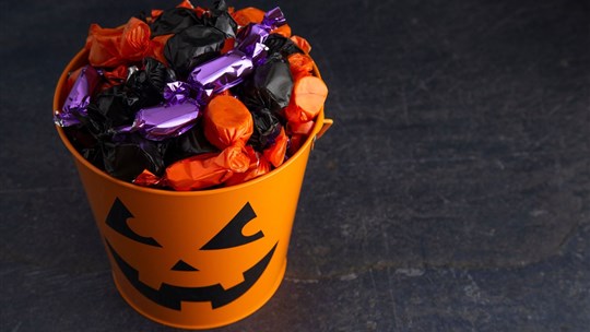 Une aiguille dans une tablette de chocolat