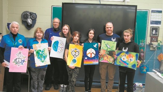 Le concours des affiches de la paix rassemble les jeunes à réfléchir sur le thème « Ensemble et Unis »