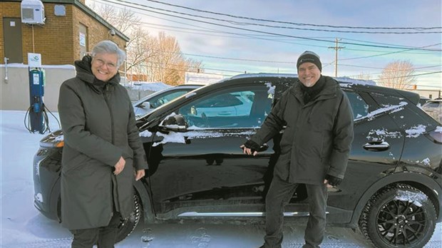 Une voiture électrique et un projet pilote en mobilité durable pour la STC des Sources