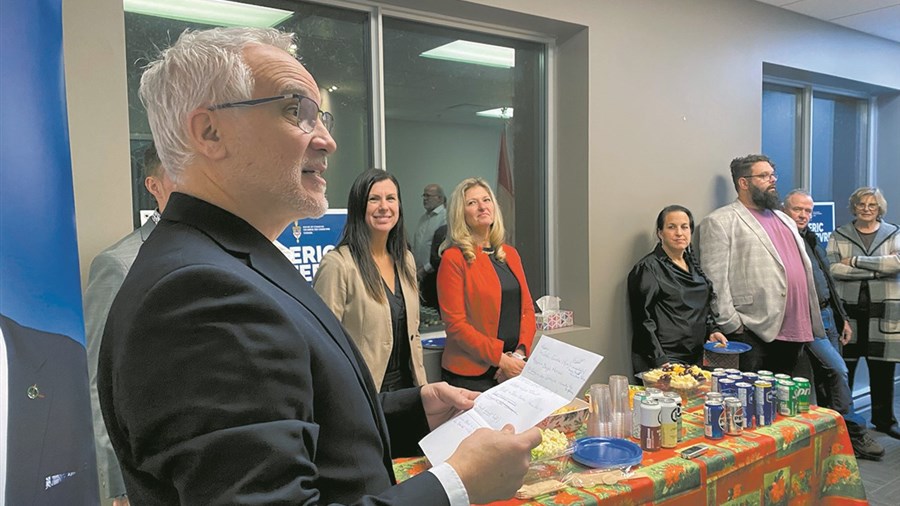 Eric Lefebvre inaugure son bureau à Windsor