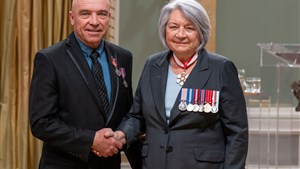 Jacques Hamel reçoit une médaille pour son bénévolat