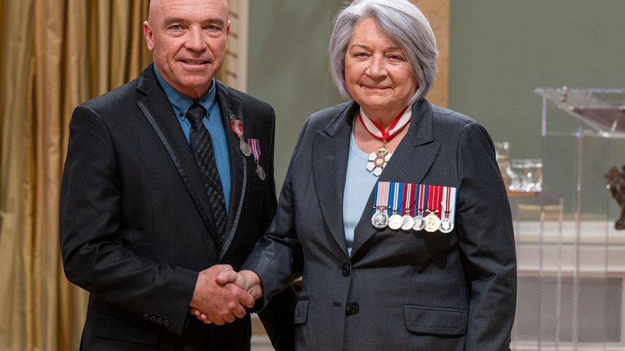 Jacques Hamel reçoit une médaille pour son bénévolat
