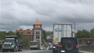 Circulation difficile sur le pont des Papetiers à Windsor