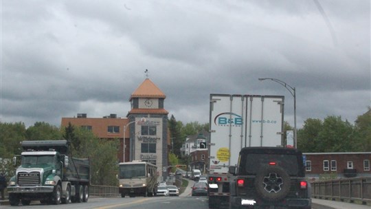 Circulation difficile sur le pont des Papetiers à Windsor
