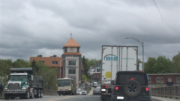 Circulation difficile sur le pont des Papetiers à Windsor