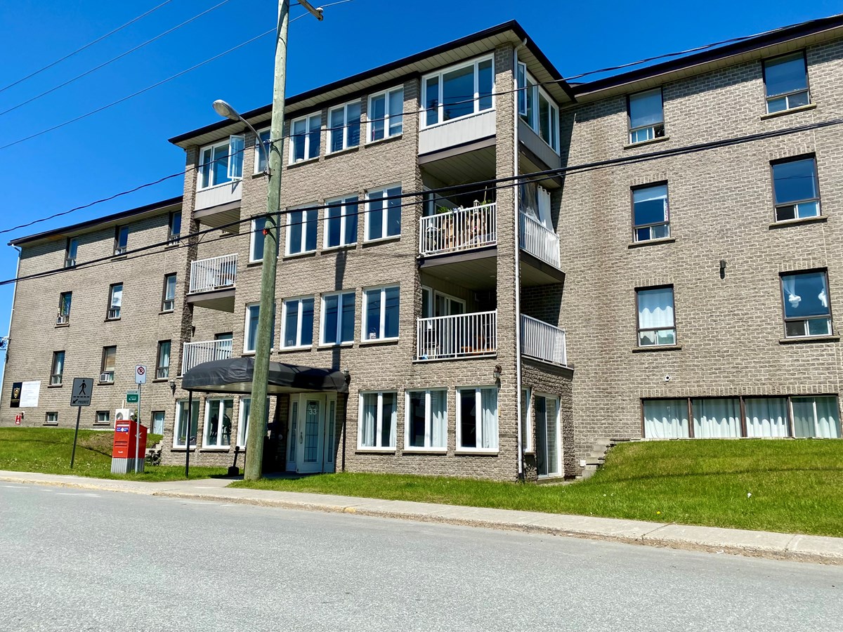 Une maison de chambres près d’une école sème la peur
