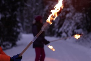 La randonnée aux flambeaux viendra éclairer les sentiers pédestres Quatre Saisons à Val-des-Sources