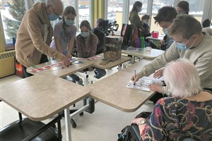 Des élèves de l’école Notre-Dame-de-L’Assomption animent un atelier avec des résidents du CHSLD des Sources