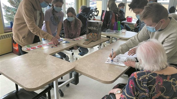Des élèves de l’école Notre-Dame-de-L’Assomption animent un atelier avec des résidents du CHSLD des Sources