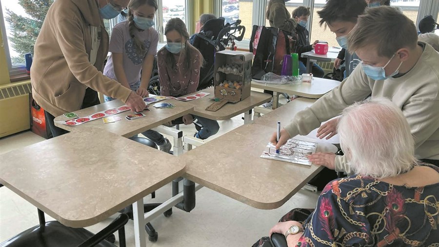 Des élèves de l’école Notre-Dame-de-L’Assomption animent un atelier avec des résidents du CHSLD des Sources