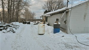 Un incendie détruit une partie d’un garage-entrepôt sur la 6e avenue à Val-des-Sources