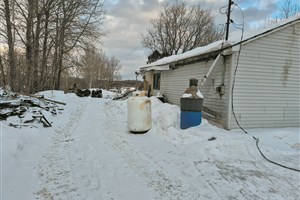 Un incendie détruit une partie d’un garage-entrepôt sur la 6e avenue à Val-des-Sources