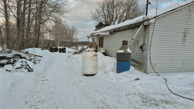 Un incendie détruit une partie d’un garage-entrepôt sur la 6e avenue à Val-des-Sources