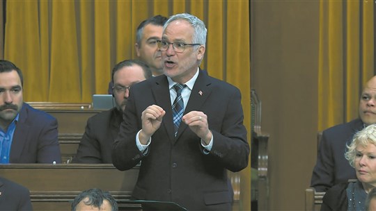 Eric Lefebvre rend hommage à deux ambulanciers