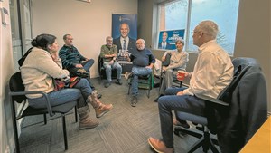 Une vingtaine de citoyens prennent le café avec le député Lefebvre