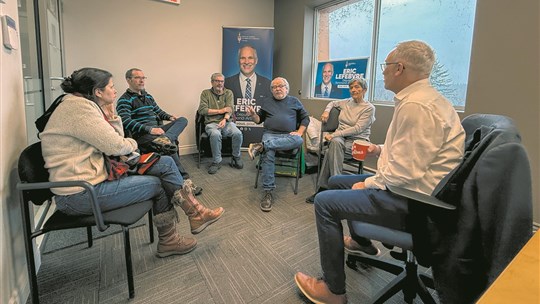 Une vingtaine de citoyens prennent le café avec le député Lefebvre