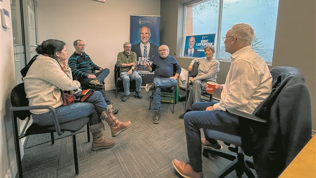 Une vingtaine de citoyens prennent le café avec le député Lefebvre