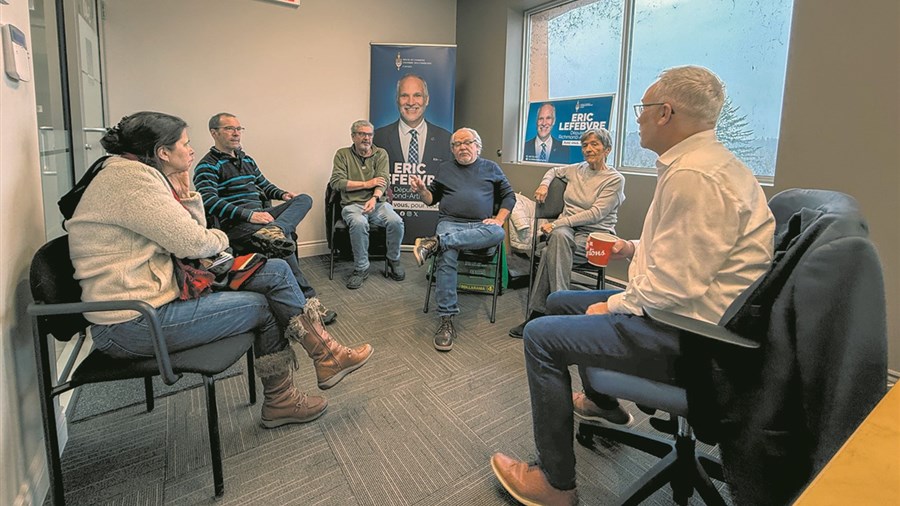 Une vingtaine de citoyens prennent le café avec le député Lefebvre
