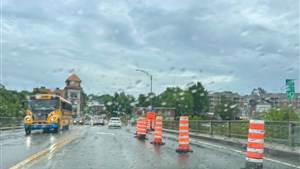 Un trou béant sur le pont des papetiers à Windsor
