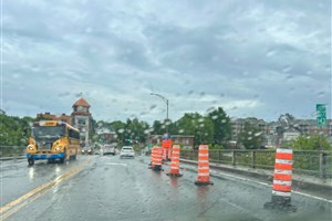 Un trou béant sur le pont des papetiers à Windsor