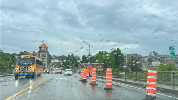 Un trou béant sur le pont des papetiers à Windsor