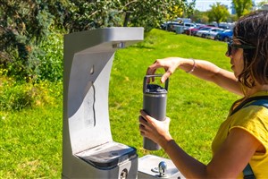 Réduire les bouteilles d’eau à usage unique dans la MRC des Sources cet été