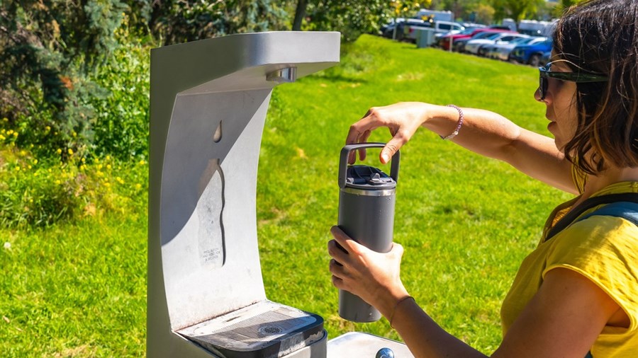 Réduire les bouteilles d’eau à usage unique dans la MRC des Sources cet été